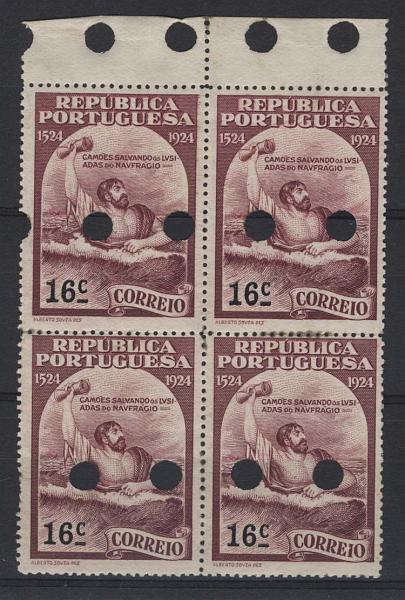 0987.jpg -     Lote:    987            Portugal        Descrição:         1924 &mdash; 4.º Centenário do Nascimento de Luís de Camões. CE307, 16C lilás vermelho. Quadra de provas denteadas, bordo superior de folha, com furos de segurança, do arquivo da casa impressora "Waterlow & Sons Ltd".        PRV       Valor Base:     &euro; 15,00     Valor Venda:     &euro; 15,00     