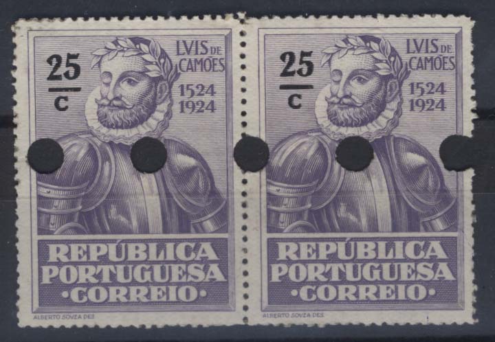 0989.jpg -     Lote:    989            Portugal        Descrição:         1924 &mdash; 4.º Centenário do Nascimento de Luís de Camões. CE309, 25C violeta cinzento. Par horizontal de provas denteadas, com furos de segurança, do arquivo da casa impressora "Waterlow & Sons Ltd".        PRV       Valor Base:     &euro; 8,00     Valor Venda:     &euro; 8,00     