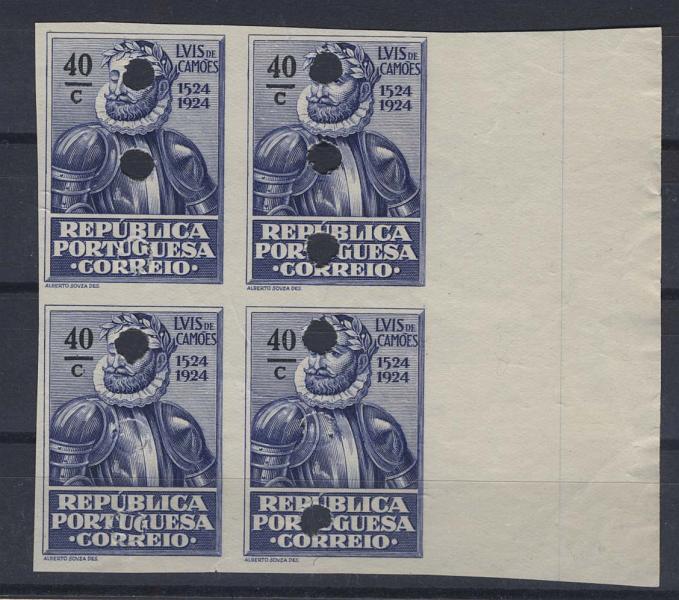 0992.jpg -     Lote:    992            Portugal        Descrição:         1924 &mdash; 4.º Centenário do Nascimento de Luís de Camões. CE312, 40C ultramar. Quadra de provas não denteadas, bordo de folha, com furos de segurança. Cor aprovada.        PRV       Valor Base:     &euro; 20,00     Valor Venda:     &euro; 20,00     