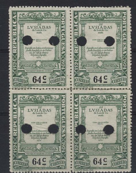 0994.jpg -     Lote:    994            Portugal        Descrição:         1924 &mdash; 4.º Centenário do Nascimento de Luís de Camões. CE315, 64C verde. Quadra de provas denteadas, com furos de segurança, do arquivo da casa impressora "Waterlow & Sons Ltd".        PRV       Valor Base:     &euro; 15,00     Valor Venda:     &euro; 15,00     