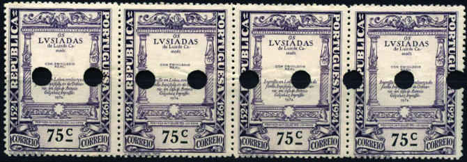 0995.jpg -     Lote:    995            Portugal        Descrição:         1924 &mdash; 4º Centenário do Nascimento de Luís de Camões. CE316, 75c violeta. Tira horizontal de 4 provas denteadas, no valor e cor aprovados, com furos de segurança da casa impressora.        PRV       Valor Base:     &euro; 15,00     Valor Venda:     Retirado     