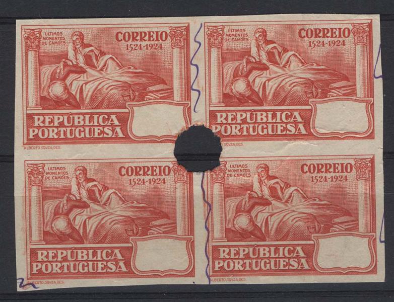 0997.jpg -     Lote:    997            Portugal        Descrição:         1924 &mdash; 4.º Centenário do Nascimento de Luís de Camões. Quadra de provas não denteadas na cor vermelha sem impressão do valor, com furos de segurança. Cor e motivo aprovados para o selo de 1E CE319.        PRV       Valor Base:     &euro; 20,00     Valor Venda:     &euro; 20,00     