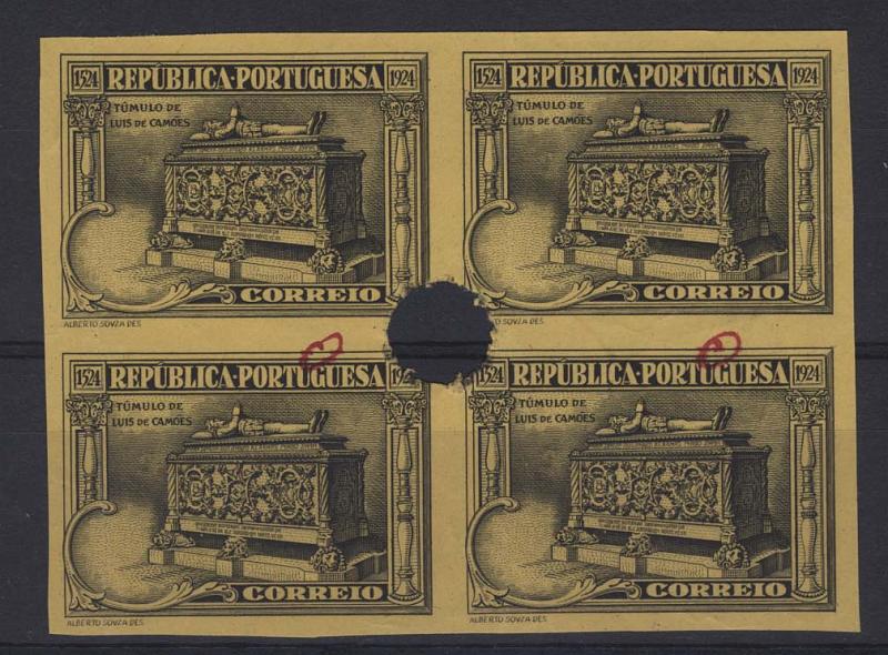 1000.jpg -     Lote:    1000            Portugal        Descrição:         1924 &mdash; 4.º Centenário do Nascimento de Luís de Camões. Quadra de provas não denteadas na cor preta s/ amarelo sem impressão do valor, com furos de segurança. Cor e motivo aprovados para o selo de 4E50 CE327.        PRV       Valor Base:     &euro; 20,00     Valor Venda:     &euro; 20,00     