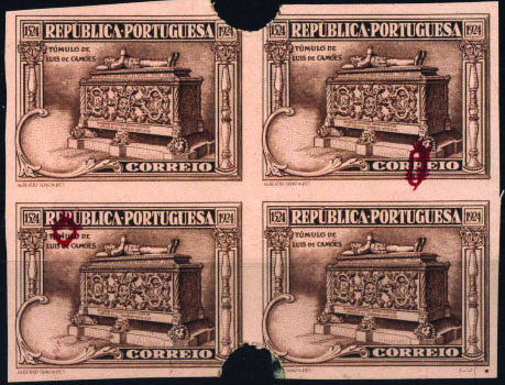 1001.jpg -     Lote:    1001            Portugal        Descrição:         1924 &mdash; 4º Centenário do Nascimento de Luís de Camões. CE328, 10E. Quadra de provas não denteadas, nas cores aprovadas para o valor de 10E (sépia s/ rosa) sem impressão do valor. Anotações a vermelho para posteriores correcções.        PRV       Valor Base:     &euro; 20,00     Valor Venda:     &euro; 20,00     