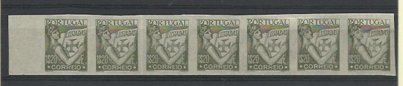 1008.jpg -     Lote:    1008            Portugal        Descrição:         1931 &mdash; Lusíadas. CE526, 1$20. Tira horizontal de 7 provas não denteadas na cor verde oliva (aprovada) em papel fino (OM1786).        PRV       Valor Base:     &euro; 25,00     Valor Venda:     &euro; 26,00     