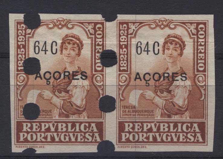 1034.jpg -     Lote:    1034            Açores       Descrição:         1925 &mdash; Centenário do Nascimento de Camilo Castelo Branco, com sobrecarga Açores. CE231, 64C castanho amarelo. Par horizontal de provas não denteadas, com furos de segurança da casa impressora.        PRV       Valor Base:     &euro; 10,00     Valor Venda:     Retirado     