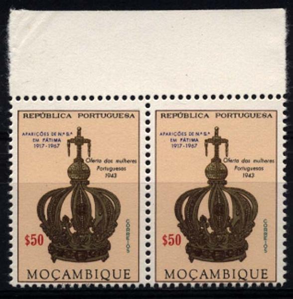 1060.jpg -     Lote:    1060            Moçambique       Descrição:         1967 &mdash; Cinquentenário das Aparições de Nossa Senhora de Fátima. CE504, $50. Par horizontal, topo de folha, sem charneira, com ensaio das legendas, taxa e prova de cor do fundo.        PRV       Valor Base:     &euro; 12,00     Valor Venda:     &euro; 22,00     