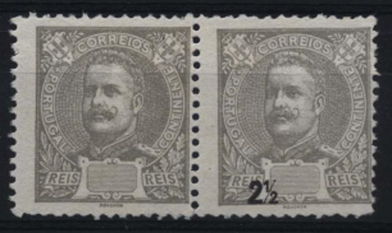 1077.jpg -     Lote:    1077            Portugal       Descrição:         1895/96 &mdash; D. Carlos I, tipo Mouchon. CE126, 2 &frac12; reis castanho. Par horizontal, com um dos selos sem impressão da taxa e outro com a impressão deslocada.        *       Valor Base:     &euro; 10,00     Valor Venda:     &euro; 14,00     