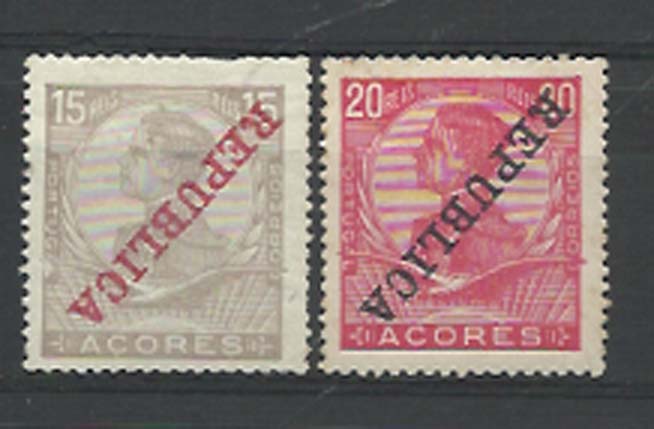 1109.jpg -     Lote:    1109            Açores       Descrição:         1911 &mdash; D. Manuel II, com sobrecarga REPUBLICA. CE124/125, 15 e 20 reis. Lote de dois selos com a sobrecarga invertida. Um selo com defeitos no denteado e outro com pontos de óxido no verso.        **       Valor Base:     &euro; 10,00     Valor Venda:     &euro; 12,00     