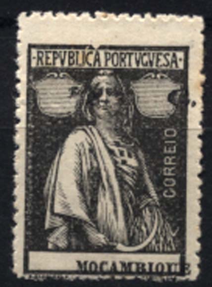 1156.jpg -     Lote:    1156            Moçambique       Descrição:         1914 &mdash; Ceres. CE154, &frac12; c preto, denteado 15x14, com fenda no quadro sobre o "A" de REPUBLICA + impressão deslocada da taxa e legenda.        **       Valor Base:     &euro; 5,00     Valor Venda:     &euro; 14,00     