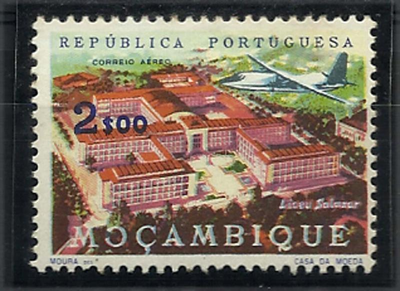 1174.jpg -     Lote:    1174            Moçambique       Descrição:         1963 &mdash; Correio Aéreo. Avião sobrevoando empreendimentos locais. CE CA25, 2$00. Selo com "Ç" invertido em vez de "O" na legenda Moçambique. Erro não catalogado.        ***       Valor Base:     &euro; 5,00     Valor Venda:     Retirado     