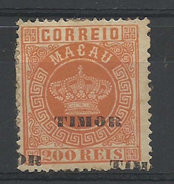 1215.jpg -     Lote:    1215            Timor       Descrição:         1886 &mdash; Tipo Coroa. Selos de Macau, com sobrecarga "TIMOR". CE9, 200 reis laranja, denteado 12 &frac12;, com dupla sobrecarga, uma delas deslocada. Ligeiros pontos de óxido no verso. MB e MR.        **       Valor Base:     &euro; 40,00     Valor Venda:     Retirado     