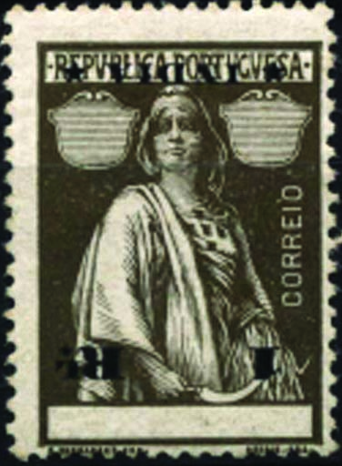 1231.jpg -     Lote:    1231            Timor       Descrição:         1914 &mdash; Ceres. CE254, 1 real sépia, denteado 15x14, papel porcelana, estrelas II/II. Selo com o valor e legendas invertidos. Pontos de óxido no verso.        **       Valor Base:     &euro; 8,00     Valor Venda:     Retirado     