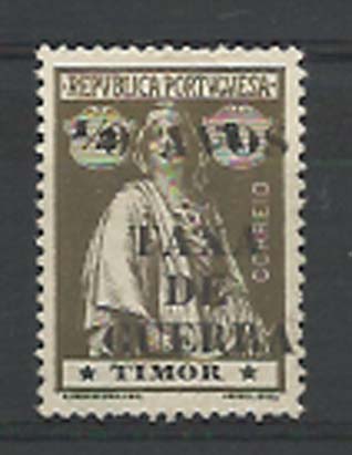 1233.jpg -     Lote:    1233            Timor       Descrição:         1919 &mdash; Imposto Postal. Tipo Ceres, com sobrecarga "2 AVOS / TAXA DE GUERRA". CE IP1, 2 avos s/ &frac12; avo sépia. Selo com a sobrecarga a preto em vez de vermelha. Não catalogada.        *       Valor Base:     &euro; 60,00     Valor Venda:     Retirado     