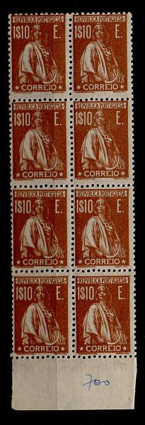 1321.jpg -     Lote:    1321            Portugal       Descrição:         1920/22 &mdash; Ceres. Novas taxas e cores. CE249, 1$10 bistre. Bloco vertical de 8 selos (2x4), bordo de folha. Valor de catálogo &euro; 101,60.        ***       Valor Base:     &euro; 15,00     Valor Venda:     Retirado     