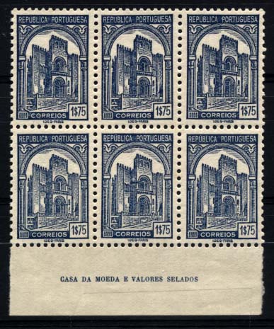1348.jpg -     Lote:    1348            Portugal       Descrição:         1935 &mdash; Sé de Coimbra. CE575, 1$75 azul. Bloco horizontal de seis selos (3x2), fundo de folha com inscrições marginais. Valor de catálogo &euro; 1.362,00.        ***       Valor Base:     &euro; 220,00     Valor Venda:     &euro; 320,00     