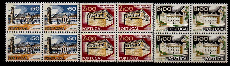 1379.jpg -     Lote:    1379            Portugal       Descrição:         1972/74 &mdash; Paisagens e Monumentos. Lote composto por 3 quadras dos selos de $50, 2$00 e 8$00 CE1129, 1133 e 1141. Todas com tarja fosforescente de 1975. Valor de catálogo &euro; 112,20.        ***       Valor Base:     &euro; 16,00     Valor Venda:     Retirado     