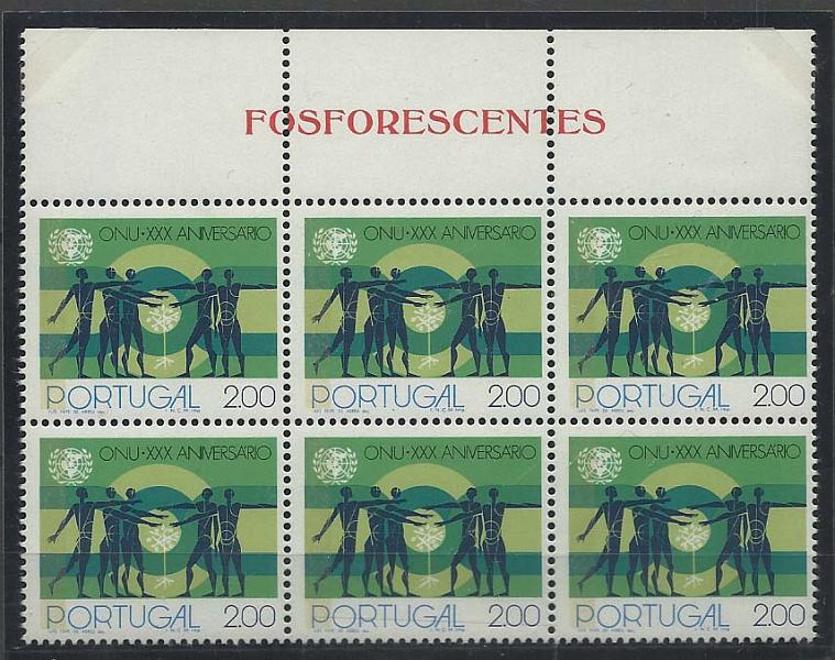 1384.jpg -     Lote:    1384            Portugal       Descrição:         1975 &mdash; 30.º Aniversário das Nações Unidas. CE1258, 2$00. Bloco de 6 selos, bordo de folha, com tarja fosforescente. Valor de catálogo &euro; 117,00.        ***       Valor Base:     &euro; 18,00     Valor Venda:     &euro; 18,00     
