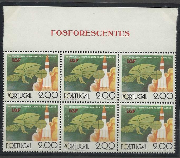 1385.jpg -     Lote:    1385            Portugal       Descrição:         1975 &mdash; 26.º Congresso da IAF, em Lisboa. CE1261, 2$00. Bloco de 6 selos, bordo de folha, com tarja fosforescente. Valor de catálogo &euro; 89,40.        ***       Valor Base:     &euro; 14,00     Valor Venda:     Retirado     