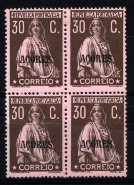 1462.jpg -     Lote:    1462            Açores       Descrição:         1912/13 &mdash; Ceres. Selos do Continente com sobrecarga AÇORES. CE161, 30C castanho s/ rosa, papel porcelana, denteado 15x14. Dois selos com sinal de charneira e os outro dois sem sinal. Valor de catálogo &euro; 457,60.        ***/**       Valor Base:     &euro; 50,00     Valor Venda:     &euro; 55,00     