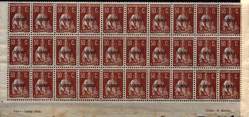 1468.jpg -     Lote:    1468            Açores       Descrição:         1930/31 &mdash; Ceres. Gravura retocada. Selos de Portugal com sobrecarga "AÇORES". CE305, 50C tijolo vermelho, denteado 12x11 &frac12;. Bloco de 30 selos (3x10), fundo de folha com inscrição marginal "Sobr.ª &mdash; Carlos Silva / Clichés &mdash; R. Munhóz". Valor de catálogo &euro; 246,00.        ***       Valor Base:     &euro; 30,00     Valor Venda:     &euro; 48,00     