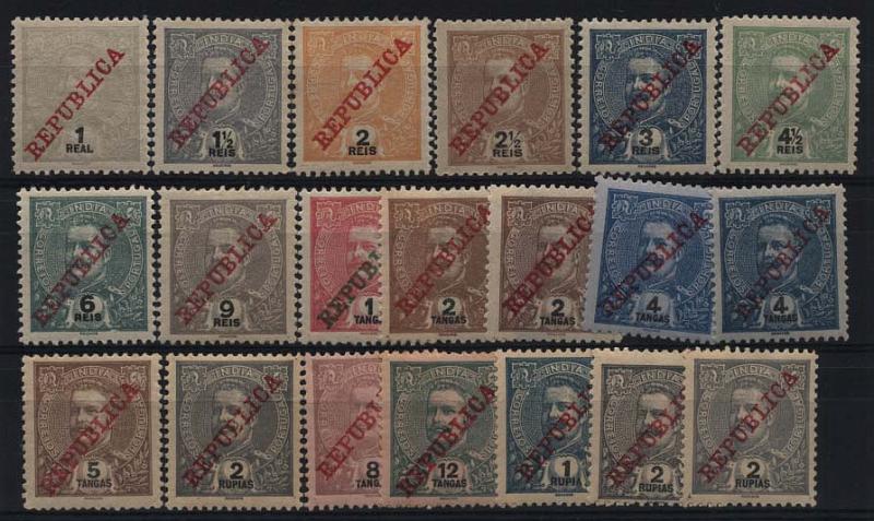 1556.jpg -     Lote:    1556            Índia       Descrição:         1911 &mdash; D. Carlos I, com sobrecarga REPUBLICA da Casa da Moeda. CE200/215. Série completa + 2 repetições selo de 2R (tonalidades de cor). Valor de catálogo &euro; 110,00.        **       Valor Base:     &euro; 25,00     Valor Venda:     &euro; 42,00     