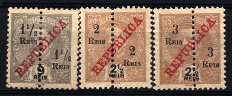 1600.jpg -     Lote:    1600            Índia       Descrição:         1911/13 &mdash; D. Carlos I Mouchon com sobrecarga REPUBLICA da Casa da Moeda, perfurados ao meio, com sobretaxa. Não emitidos. Lote de 3 selos nos valores de 1 &frac12; reis s/ 9 reis violeta cinzento + 2 reis s/ 2 &frac12; reis castanho amarelo + 3 reis s/ 2 &frac12; reis castanho amarelo. Todos com sobrecarga tipo A. Não catalogados.        *       Valor Base:     &euro; 30,00     Valor Venda:     &euro; 110,00     