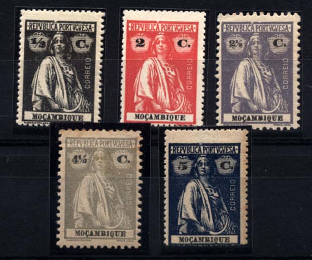 1650.jpg -     Lote:    1650            Moçambique       Descrição:         1914 &mdash; Ceres. CE154, 157/59 e 226, &frac12;, 2, 2 &frac12;, 4 &frac12; e 5C, em vários tipos de papeis e denteados, mas todos com a fenda de cunho dobre o "A" de REPUBLICA.        **       Valor Base:     &euro; 8,00     Valor Venda:     &euro; 8,00     
