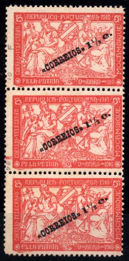 1656.jpg -     Lote:    1656            Moçambique       Descrição:         1918/20 - Taxa de Guerra. Selos de Imposto Postal e Telegráfico, com sobrecarga. CE202, 1 &frac12; s/ 5C carmim. Tira vertical de 3 selos, com as variedades "TELFGRAFO" e "PETRIA". Valor de catálogo &euro; 44,10        ***       Valor Base:     &euro; 10,00     Valor Venda:     &euro; 32,00     