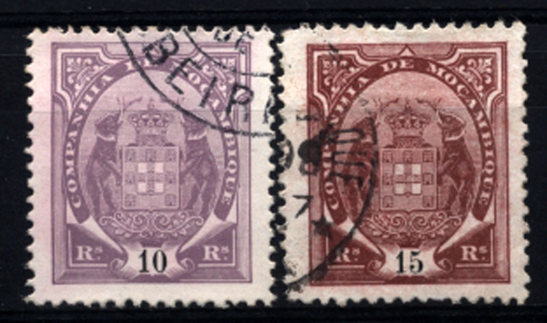 1679.jpg -     Lote:    1679            Companhia de Moçambique       Descrição:         1895 &mdash; Tipo "Elefantes". CE13/14, 10 e 15 reis, denteado 12 &frac12;, papel porcelana. Os dois selos com "1" ponta curta. Valor de catálogo &euro; 12,00.        O       Valor Base:     &euro; 4,00     Valor Venda:     &euro; 4,00     