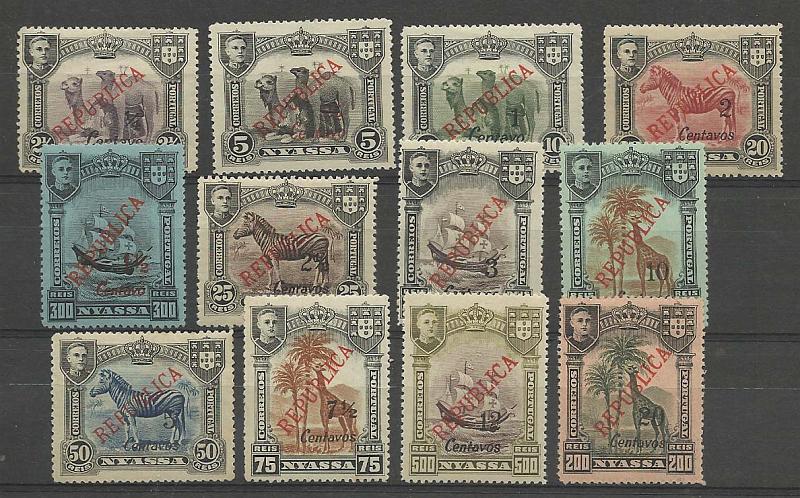 1694.jpg -     Lote:    1694            Companhia do Niassa       Descrição:         1922 &mdash; D. Manuel II, com sobretaxa e sobrecarga REPUBLICA de Londres. CE94/105. Série completa. Valor de catálogo &euro; 54,00.        **       Valor Base:     &euro; 16,00     Valor Venda:     &euro; 22,00     