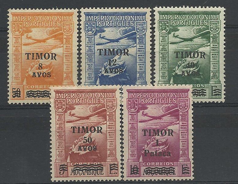 1727.jpg -     Lote:    1727            Timor       Descrição:         1946 &mdash; Correio Aéreo. Império Colonial Português. Selos de Moçambique com sobrecarga e sobretaxa. CE CA 10/14. Série completa. Valor de catálogo &euro; 45,00.        **       Valor Base:     &euro; 12,00     Valor Venda:     &euro; 18,00     