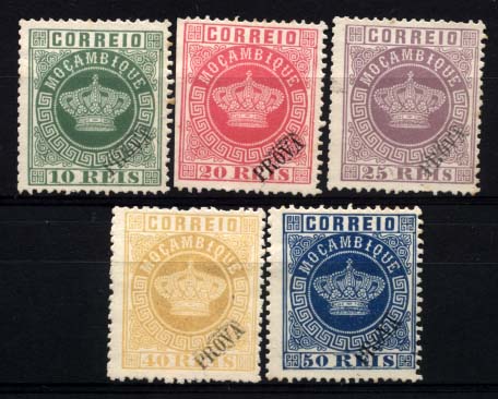 2031.jpg -     Lote:    2031            Moçambique       Descrição:         1881/85 &mdash; Tipo Coroa. Novas cores. CE10/14. Reimpressões de 1885. Série completa em denteado 13 &frac12;, com sobrecarga "PROVA" tipo grande, oblíqua a preto. Selo de 20 reis cortado à tesoura, sem denteado no bordo equerdo. Valor de catálogo &euro; 100,00. MB e MR.        R*       Valor Base:     &euro; 40,00     Valor Venda:     &euro; 40,00     