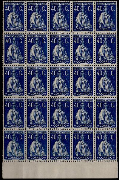 2313.jpg -     Lote:    2313      Lotes pelo Correio      Portugal       Descrição:         1923 &mdash; Ceres. Novas taxas e cores. CE256, 40C azul. Bloco de 25 selos (5x5). Valor de catálogo &euro; 81,25.        ***       Valor Base:     &euro; 12,00     Valor Venda:     &euro; 18,00     