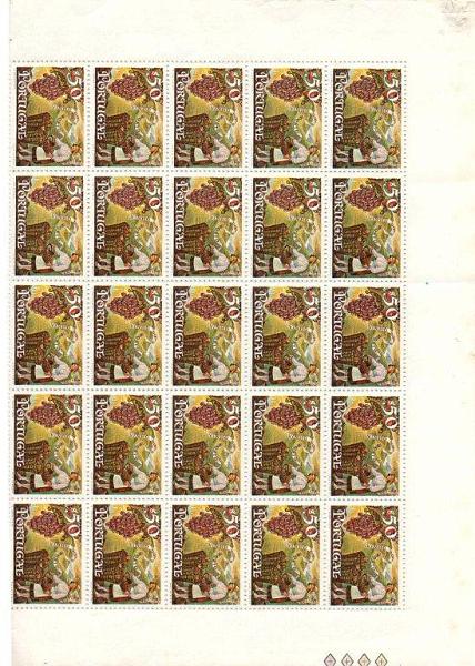 2331.jpg -     Lote:    2331      Lotes pelo Correio      Portugal       Descrição:         1968/70 &mdash; Emissão Alusiva à Madeira + Vinho do Porto. CE1031 + CE1087. Duas folhas completas de 50 selos. Valor de catálogo &euro; 35,00.        ***       Valor Base:     &euro; 8,00     Valor Venda:     &euro; 8,00     