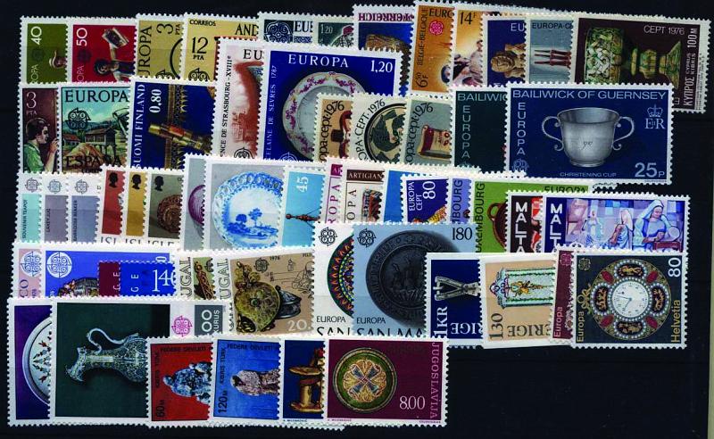 2527.jpg -     Lote:    2527      Lotes pelo Correio             Descrição:      Europa.   Lote composto por todos os selos emitidos nos países europeus em 1976 sobre o tema EUROPA. Falta selos da Islândia.        ***       Valor Base:     &euro; 15,00     Valor Venda:     Retirado     