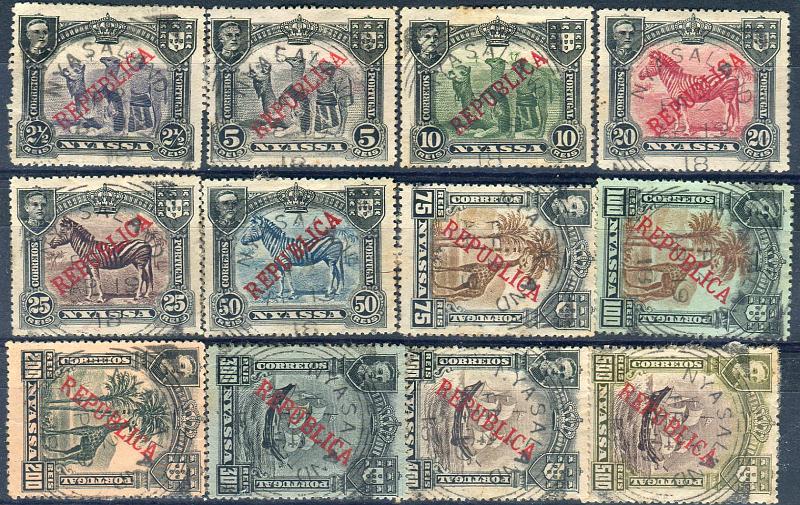 0105.jpg -     Lote:    105      Colecção Império      Companhia do Niassa       Descrição:         1911 &mdash; D. Manuel II. Motivos diversos, com sobrecarga REPUBLICA. CE52/63. Série completa obliterada com carimba batido a preto "NYASSALAND / F F 2 / AP 19 / 18". Selos distribuídos às forças inglesas em operações. Apenas foram obliteradas com esta marca 207 séries. MB e MR.        O       Valor Base:     &euro; 400,00     Valor Venda:     Retirado     