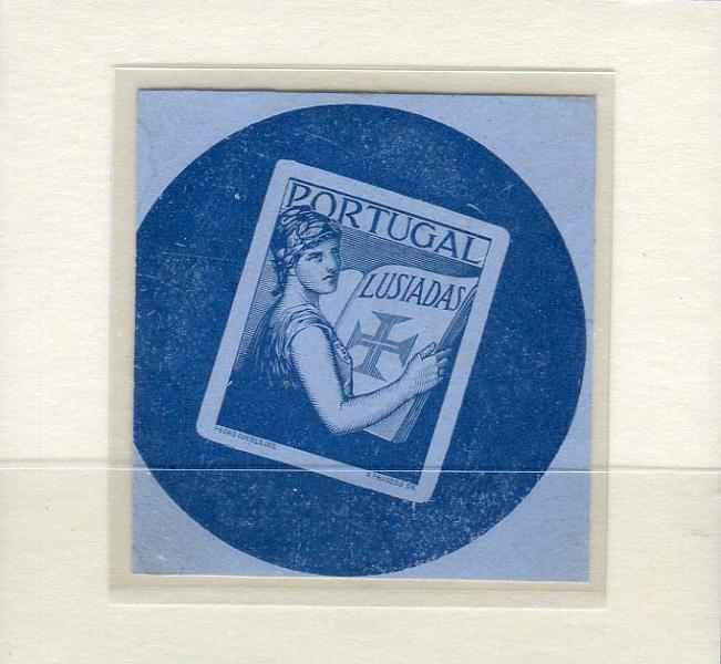 0121.jpg -     Lote:    121      Colecção "Os Lusíadas"             Descrição:         1926 &mdash; Precursores do tipo "Os Lusíadas". Cunho I. Prova de cunho sem legenda e valor em azul s/ azul claro sobre papel porcelana, desenho de Mestre Pedro Guedes e autoria de Arnaldo Fragoso. Não aprovada.        PRV       Valor Base:     &euro; 25,00     Valor Venda:     &euro; 25,00     