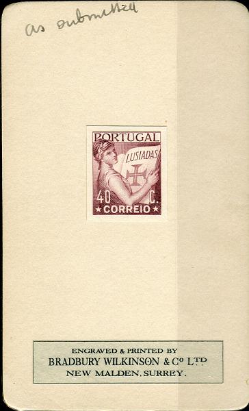 0122.jpg -     Lote:    122      Colecção "Os Lusíadas"             Descrição:         1926 &mdash; Precursores do tipo "Os Lusíadas". Ensaio em papel espesso calandrado, submetido à apreciação da Administração Portuguesa em 20.12.26, e por esta rejeitado, executado em talhe doce, pela Casa Bradbury Wilkinson & C.º Ltd. Portugal sobre fundo branco, linhas verticais buriladas do livro &mdash; letras e números grossos, boina frígia singular e grinalda com trás bagas.        PRV       Valor Base:     &euro; 75,00     Valor Venda:     &euro; 75,00     
