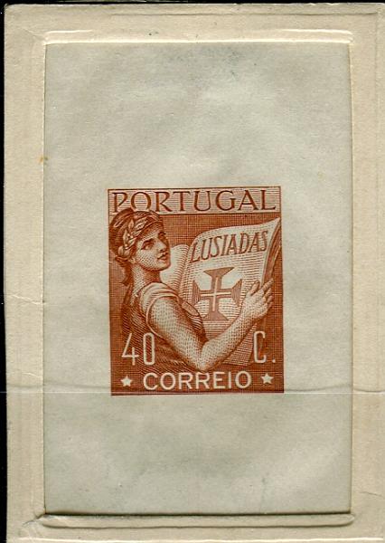 0126.jpg -     Lote:    126      Colecção "Os Lusíadas"             Descrição:         1926 &mdash; Precursores do tipo "Os Lusíadas". Prova de artista de 40c em castanho vermelho, não denteada, em papel entrançado, executada em talhe doce pela casa Thomas de La Rue & C.º. Não aprovada.        PRV       Valor Base:     &euro; 30,00     Valor Venda:     Retirado     
