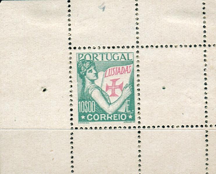 0146.jpg -     Lote:    146      Colecção "Os Lusíadas"             Descrição:         1930 &mdash; Lusíadas. Prova individual de artista de 10$00 verde e carmim, denteada. Desenvolvimento do cunho II com experimentação e inclusão de cor dupla e cifrão em posição correcta. Legenda "CORREIO" grande, duas estrelas e valores ainda não determinados.        PRV       Valor Base:     &euro; 20,00     Valor Venda:     Retirado     