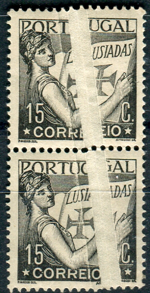 0178.jpg -     Lote:    178      Colecção "Os Lusíadas"             Descrição:         1931 &mdash; Lusíadas. CE517, 15c preto. Par vertical com "plié" muito pronunciado. MB e MR.        ***       Valor Base:     &euro; 20,00     Valor Venda:     &euro; 36,00     