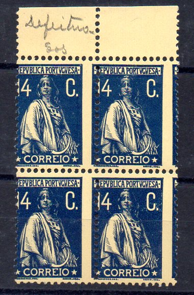 0789.jpg -     Lote:    789            Portugal       Descrição:         1917/20 &mdash; Ceres. Novas taxas e cores. CE232, 14c azul s/ amarelo, dentado 12x11 &frac12;, papel porcelana colorido. Quadra, bordo de folha, com o denteado muito deslocado.         ***       Valor Base:     &euro; 15,00     Valor Venda:     &euro; 42,00     