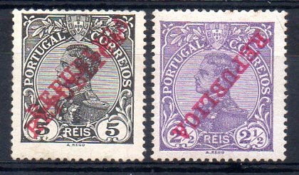 0823.jpg -     Lote:    823            Portugal       Descrição:         1910 &mdash; D. Manuel II com sobrecarga REPUBLICA. Lote composto por dois selos: CE170, 2 &frac12; reis violeta, papel porcelana amarelado no verso com a sobrecarga invertida (pontos de óxido no verso) e CE171, 5 reis preto com dupla sobrecarga.        **       Valor Base:     &euro; 8,00     Valor Venda:     &euro; 10,00     
