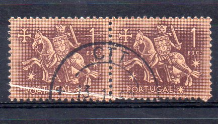 0826.jpg -     Lote:    826            Portugal       Descrição:         1953 &mdash; Cavaleiro Medieval. CE768, 1$00 castanho s/ castanho claro. Par horizontal com pronunciado "plié".        O       Valor Base:     &euro; 6,00     Valor Venda:     &euro; 6,00     