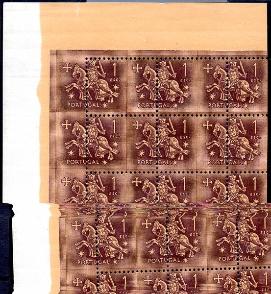 0828.jpg -     Lote:    828            Portugal       Descrição:         1953 &mdash; Cavaleiro Medieval. CE768, 1$00 castanho s/ castanho claro. Bloco de 12 selos com o denteado muito deslocado, quase para o meio do selo. MB e MR.        ***       Valor Base:     &euro; 45,00     Valor Venda:     &euro; 46,00     
