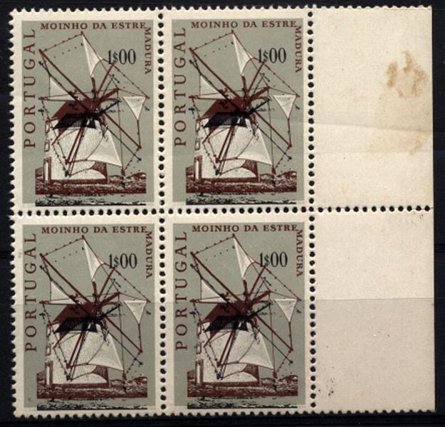 0830.jpg -     Lote:    830            Portugal       Descrição:         1971 &mdash; Moinhos Portugueses. CE1093, 1$00. Quadra, bordo de folha, com impressão muito deslocada da cor preta. MB e R.        ***       Valor Base:     &euro; 30,00     Valor Venda:     &euro; 30,00     