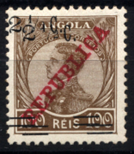 0834.jpg -     Lote:    834            Angola       Descrição:         1919 &mdash; D. Manuel II, com sobrecarga REPUBLICA e sobretaxa. CE191, 2 &frac12; c s/ 100 reis bistre. Selo com dupla sobretaxa.        *       Valor Base:     &euro; 8,00     Valor Venda:     &euro; 12,00     
