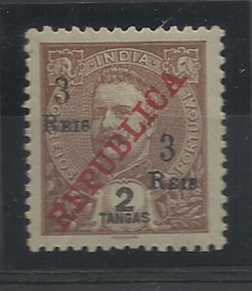 0921.jpg -     Lote:    921            Índia       Descrição:         1911/13 &mdash; D. Carlos I com sobretaxa e perfurados "a meio", sobre selos com sobrecarga REPUBLICA da Casa da Moeda. CE244, 3 reis s/ 2T castanho, sobrecarga A. Selo completo sem a perfuração "ao meio".        *       Valor Base:     &euro; 12,00     Valor Venda:     &euro; 30,00     
