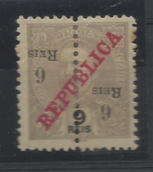 0923.jpg -     Lote:    923            Índia       Descrição:         1911/13 &mdash; D. Carlos I com sobretaxa e perfurados "a meio", sobre selos com sobrecarga REPUBLICA da Casa da Moeda. CE245, 6 reis s/ 9 reis lilás cinzento, sobrecarga A. Selo completo com a sobretaxa invertida.        *       Valor Base:     &euro; 12,00     Valor Venda:     &euro; 28,00     
